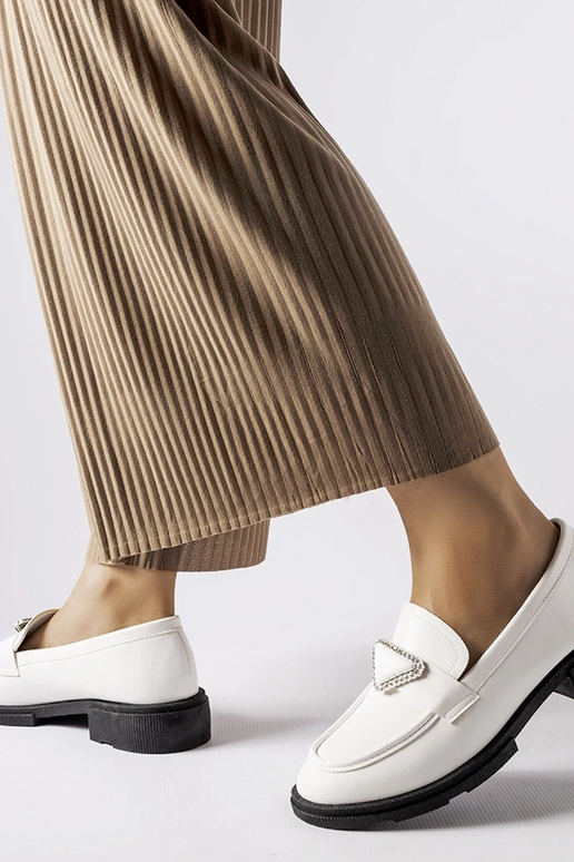 Weiße Mokassins mit Zirkonen verziert... Weiße Mokassins mit Zirkonen verziert...