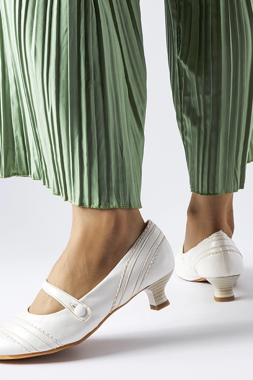 Weiße Pumps mit niedrigem Absatz... Weiße Pumps mit niedrigem Absatz...