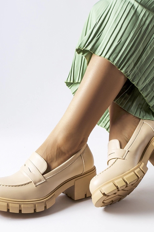 Beige klassische Mokassins auf...