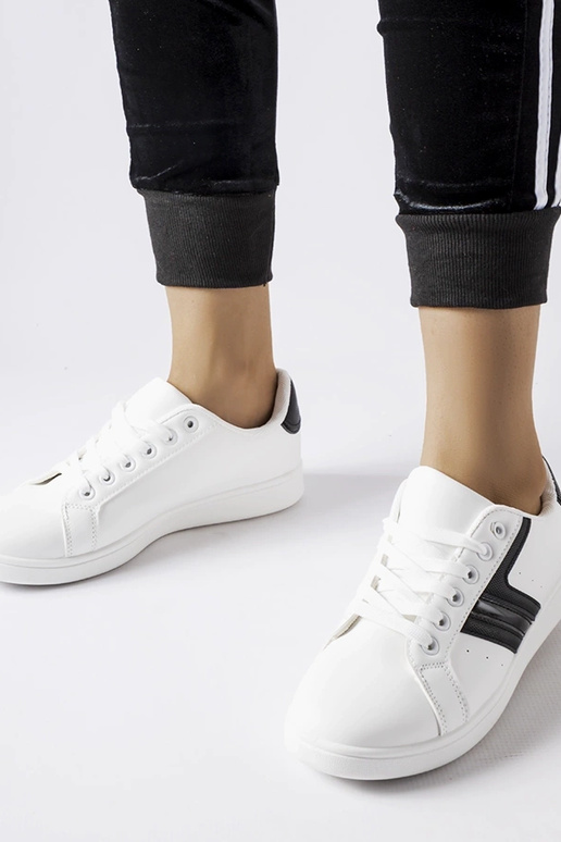 Weiße Sneakers mit schwarzen...