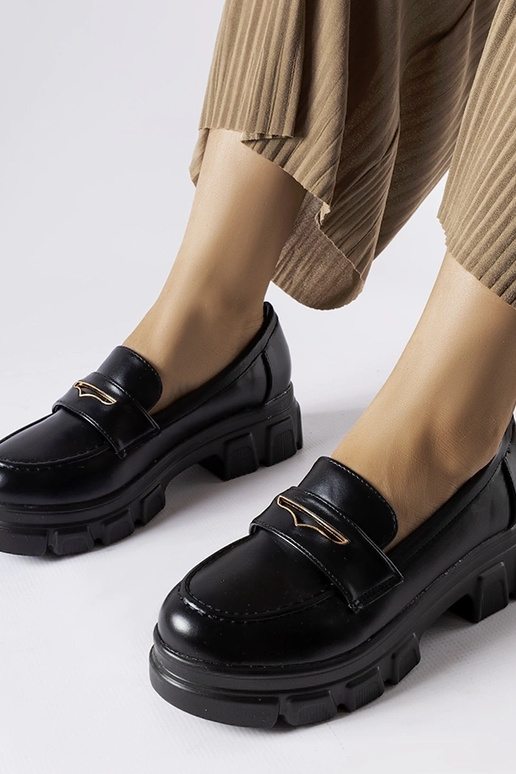 Schwarze Mokassins mit sichtbarem... Schwarze Mokassins mit sichtbarem...