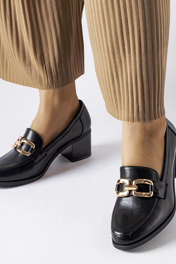 Schwarze klassische Loafer...