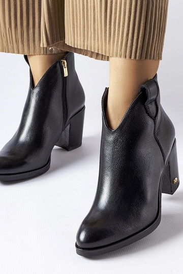 Schwarze lederne Winterstiefeletten, Karino