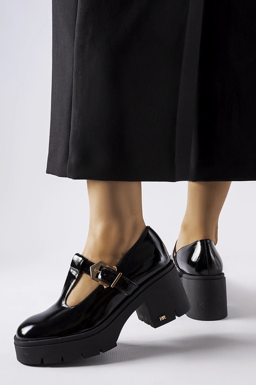 Schwarze lackierte Halbschuhe mit...