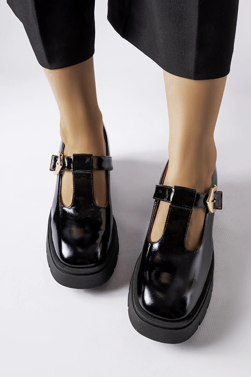 Schwarze lackierte Halbschuhe mit...