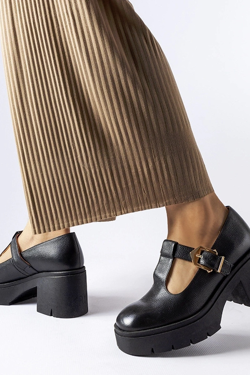 Schwarze lederne Halbschuhe, Karino