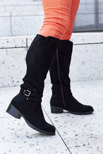 Schwarze isolierte Stiefel...