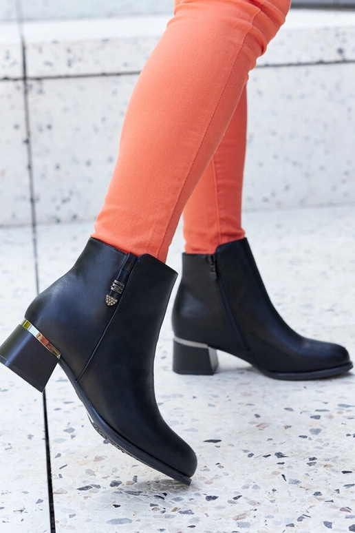 Schwarze Stiefeletten aus Ökoleder...