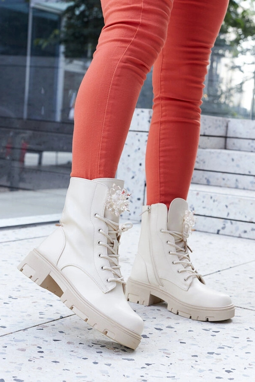 Beige Stiefeletten mit Zierperlen...