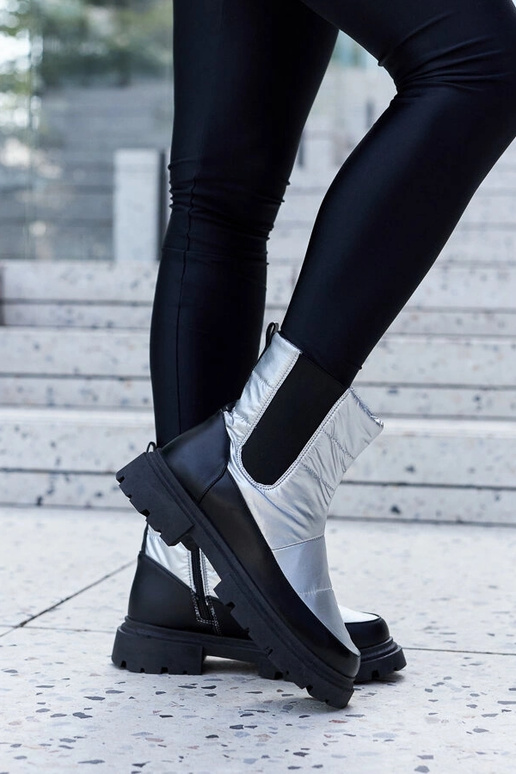 Schwarze Winterstiefeletten aus... Schwarze Winterstiefeletten aus...