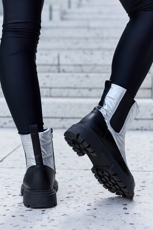 Schwarze Winterstiefeletten aus... Schwarze Winterstiefeletten aus...
