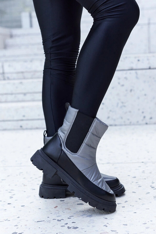 Graue isolierte Schneestiefel von...