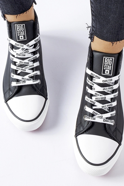 Schwarze isolierte Big Star Sneakers...
