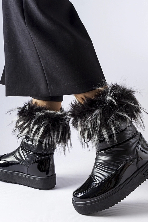 Schwarze isolierte Schneestiefel...