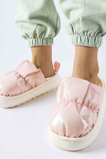 Rosa isolierte Hausschuhe...