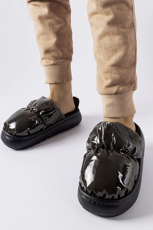 Schwarze isolierte Hausschuhe Big...