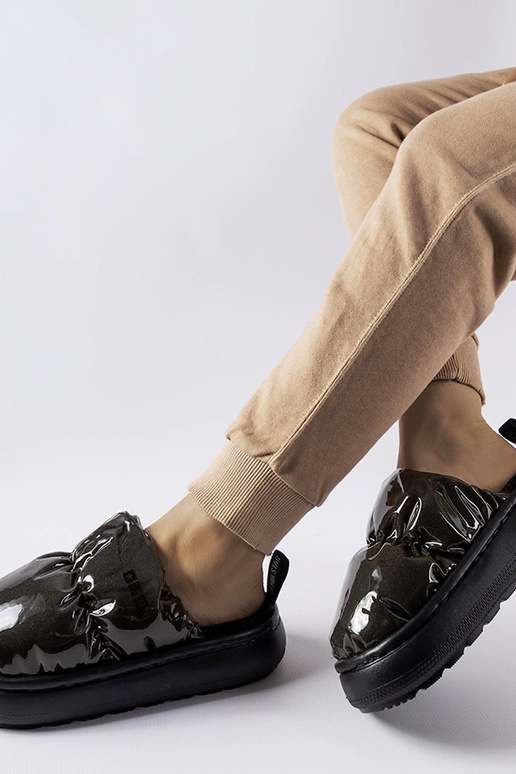 Schwarze isolierte Hausschuhe Big...