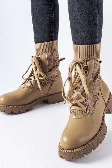 Sandfarbene Stiefeletten...