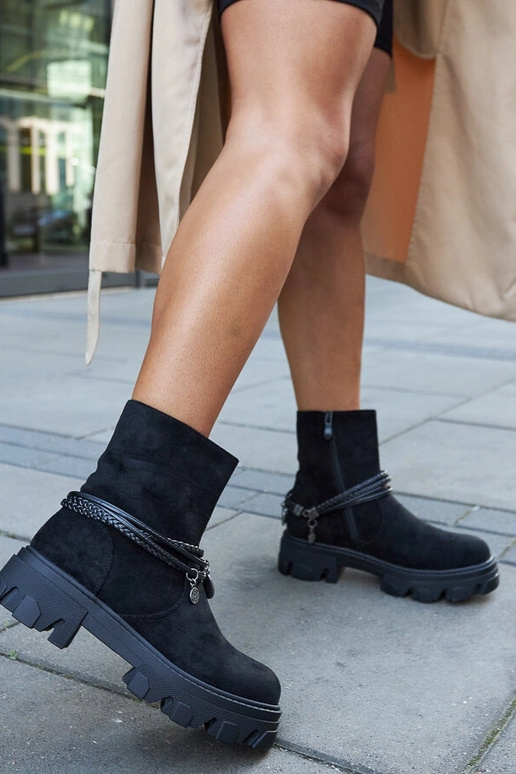 Schwarze Stiefel mit dekorativem...