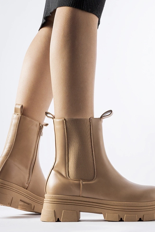 Beige Stiefeletten auf der...