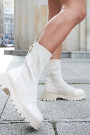 Albertina beige Stiefeletten aus Sockenlackleder