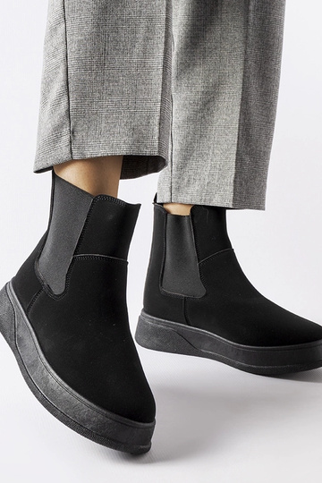 Schwarze Stiefel auf...