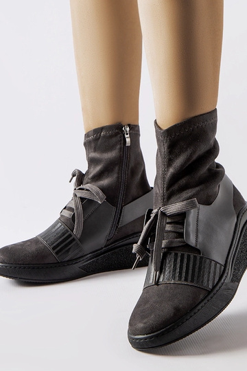Graue Spoleto-Sock-Boots mit Keilabsatz