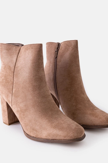 Beige isolierte Stiefeletten mit Torricelli-Absatz