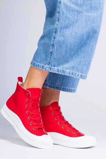 Rote Schuhe auf Plattform,...
