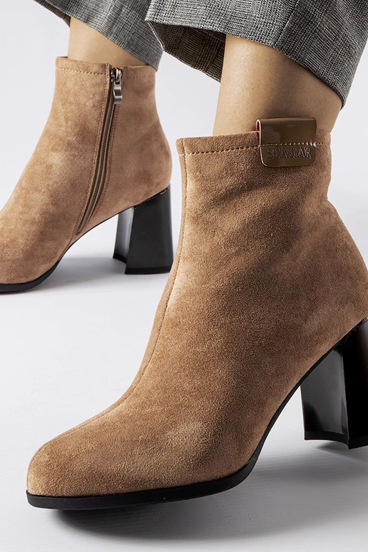 Sandfarbene elegante Stiefeletten mit...