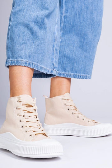 Sandfarbene Schuhe auf...