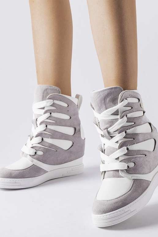 Weiß-graue Sportschuhe auf Plattform,...