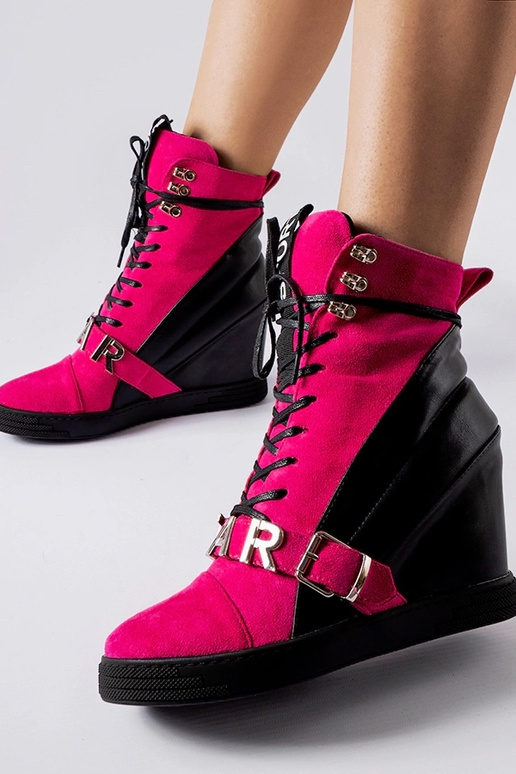 Rosa-schwarze Sportschuhe auf...