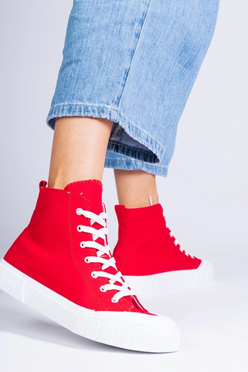 Rote Stiefeletten über dem...