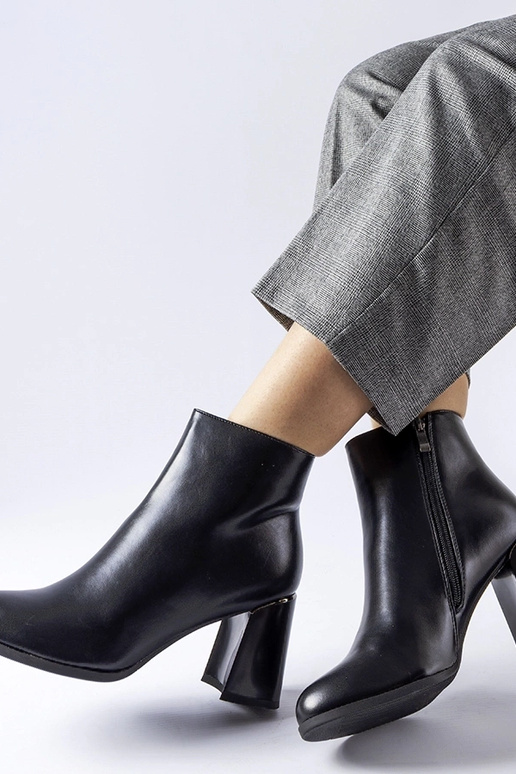 Schwarze isolierte Stiefeletten mit...