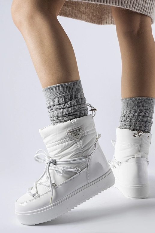 Weiße isolierte Schneestiefel mit...