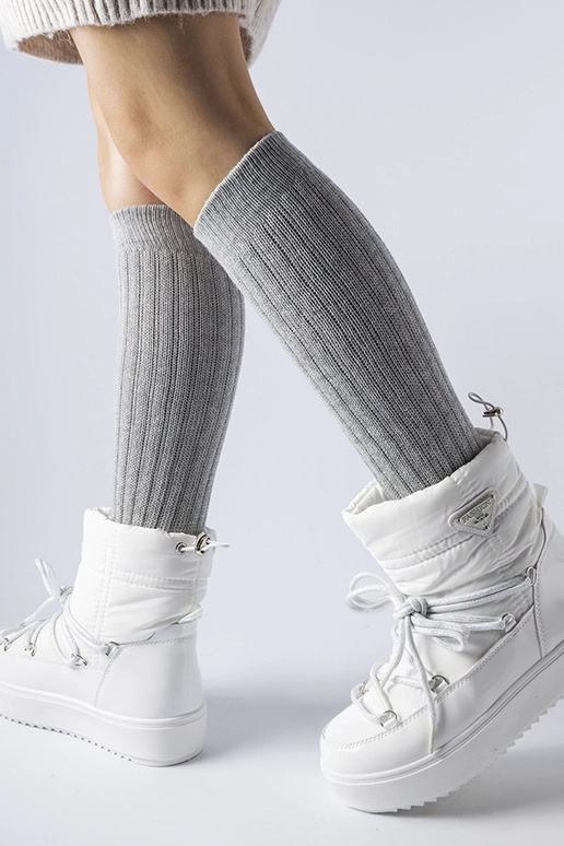 Weiße isolierte Schneestiefel mit...