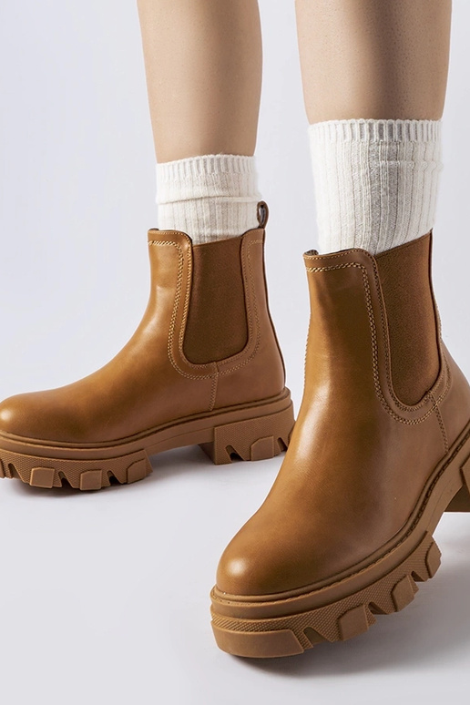 Braune klobige Winterstiefel zum... Braune klobige Winterstiefel zum...