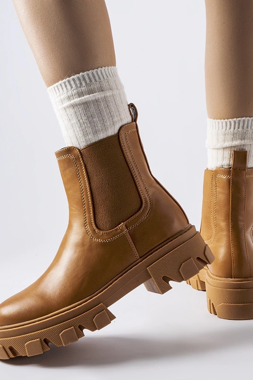 Braune klobige Winterstiefel zum... Braune klobige Winterstiefel zum...