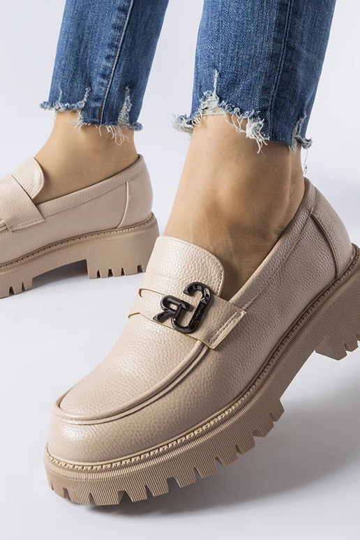 Beige klassische Loafer mit Schnalle... Beige klassische Loafer mit Schnalle...