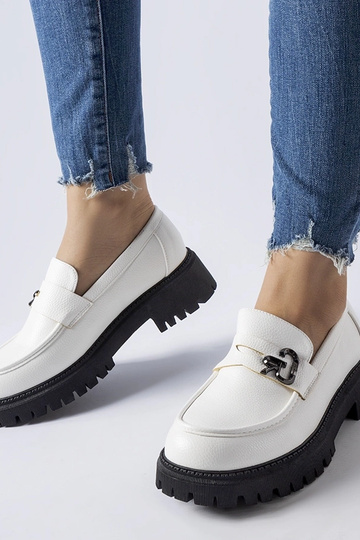 Schwarze und weiße Loafer...