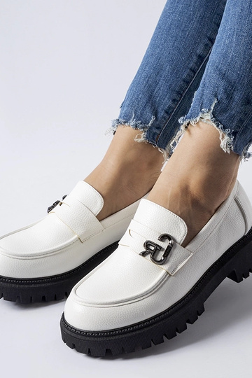 Schwarze und weiße Loafer... 2