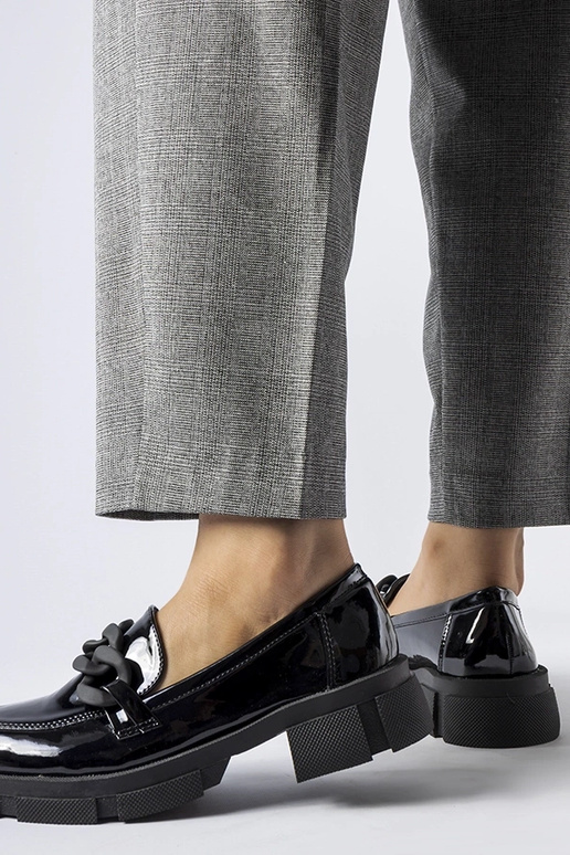 schwarze lackierte Mokassins mit... schwarze lackierte Mokassins mit...