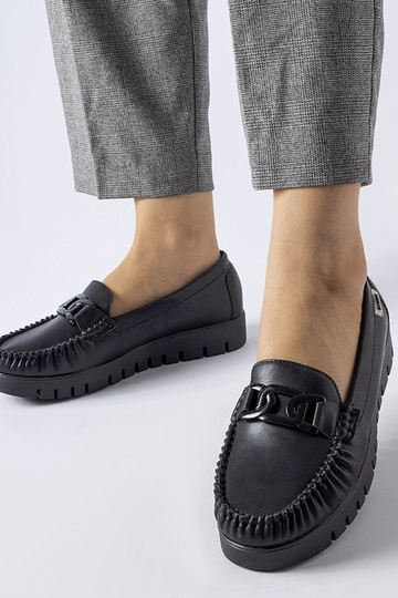 Schwarze Schnallen-Loafer...