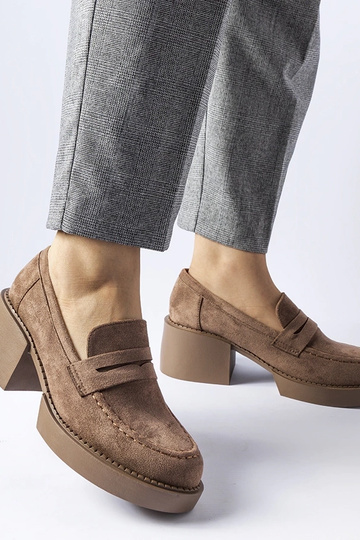 Braune Loafer auf dem Block...