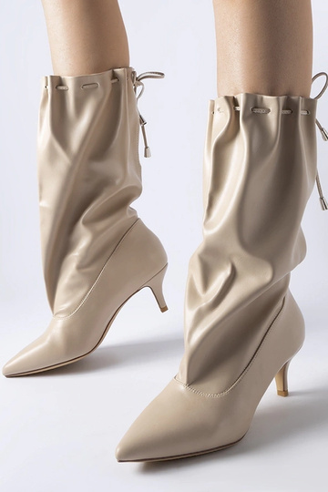Beige Stiefel mit niedrigem...