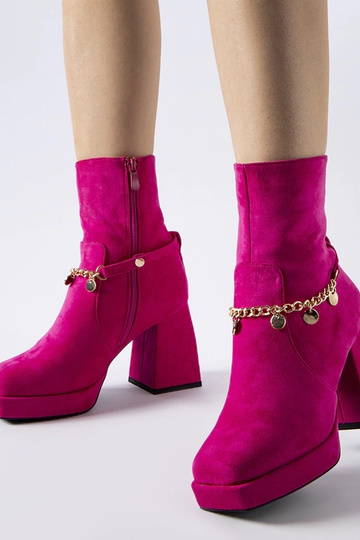 Rosa isolierte Stiefeletten...