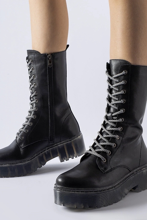 Schwarze hochisolierte Lederstiefel...