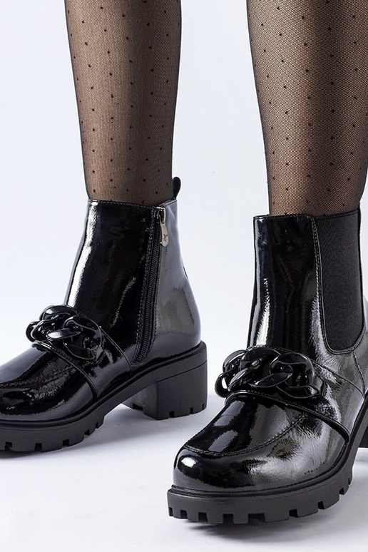 Schwarze isolierte Lacklederstiefel...