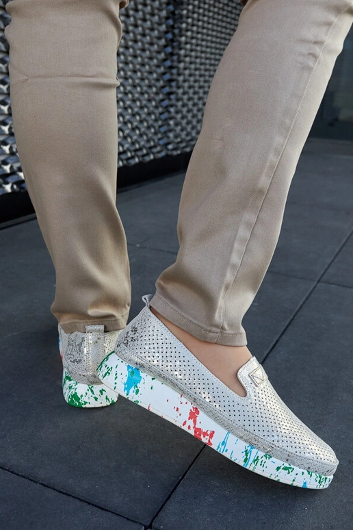 Beige Halbschuhe auf farbigem Keil...